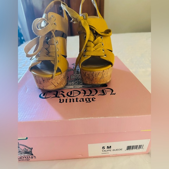 Shoes - Picture 5 of 6